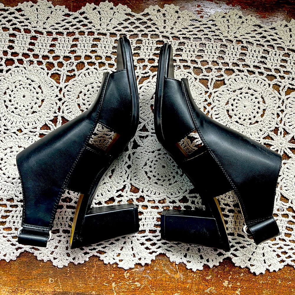 Naturalizer Black heels